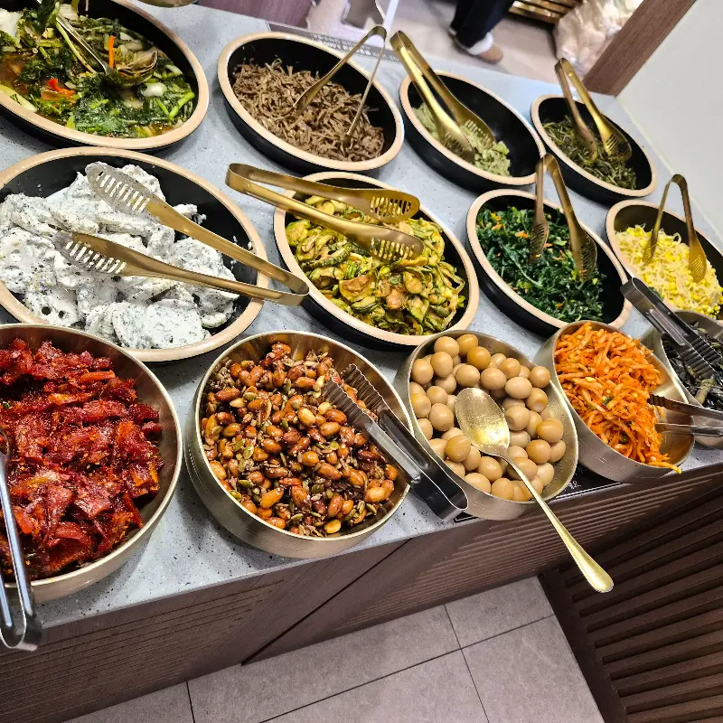 다양한 종류의 나물 반찬이 준비된 셀프바