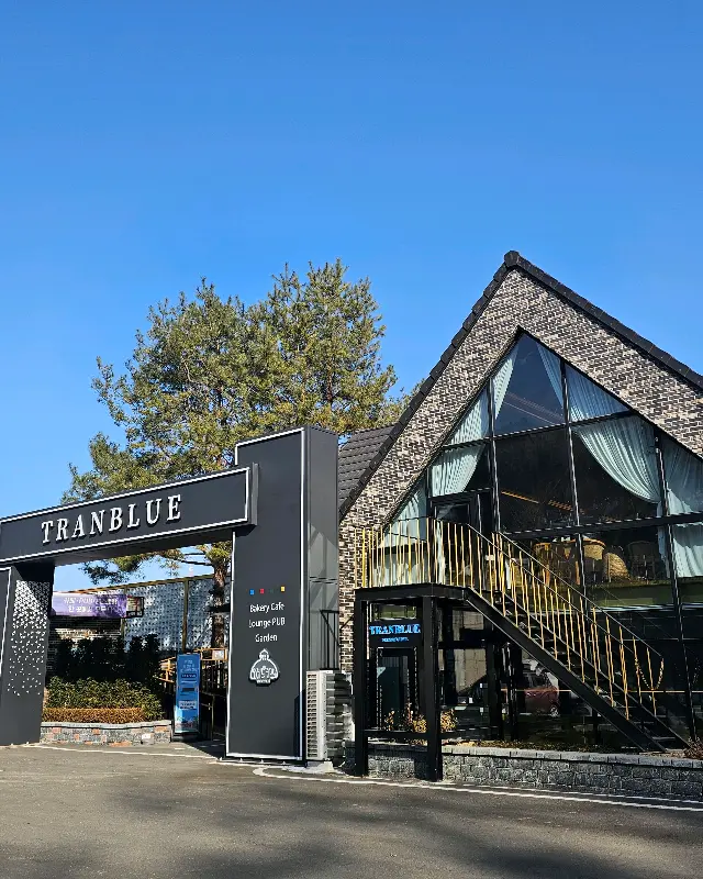 화려한 샹들리에가 인상적인 카페 내부