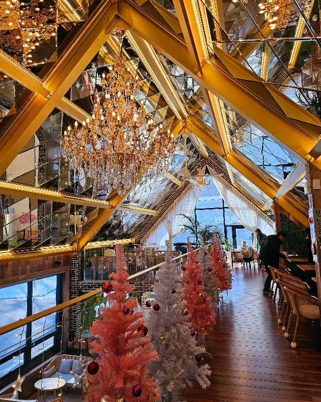 카페 내부 테이블 좌석