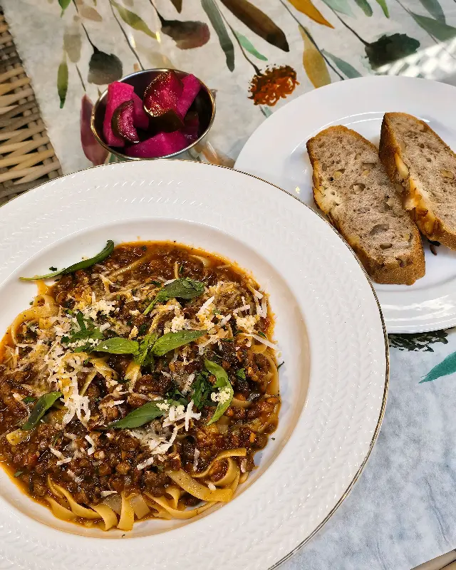 테이블 위에 놓인 파스타