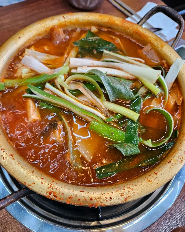 푸짐하게 담긴 동태탕