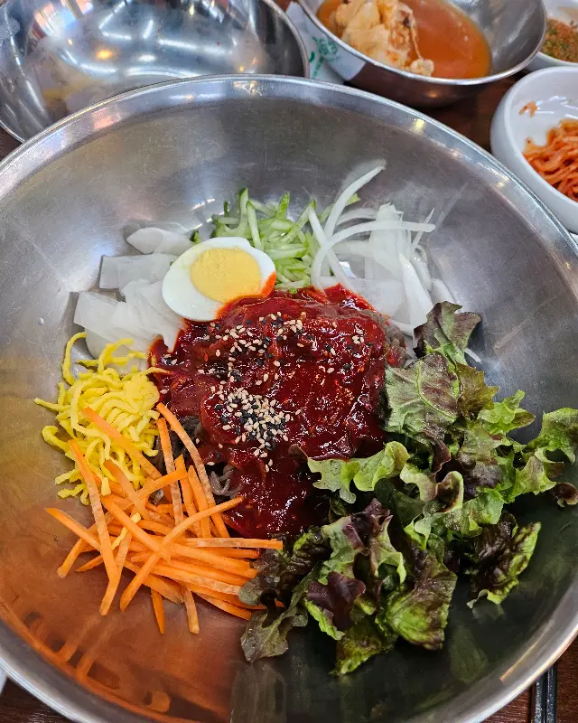 매콤달콤한 비빔냉면