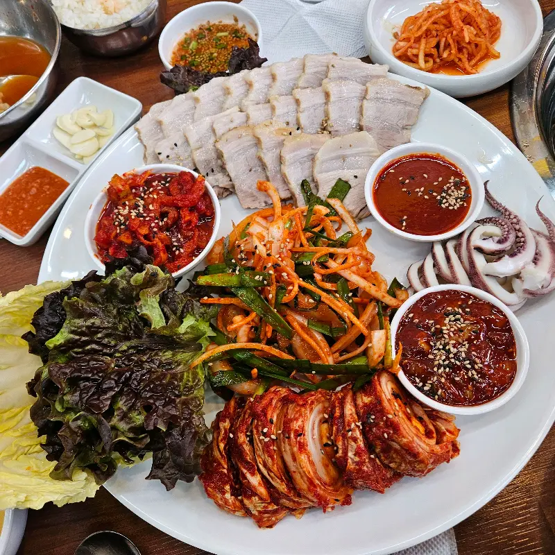 환상적인 비주얼의 오징어 보쌈