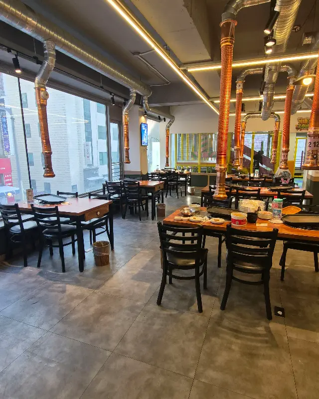 넓고 쾌적한 매장 내부