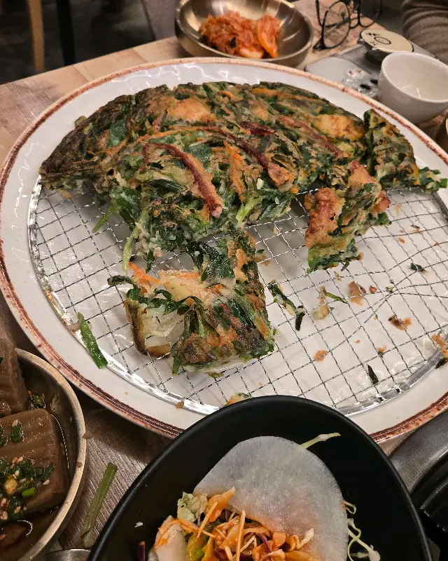 돌판 낙지볶음과 다양한 야채들