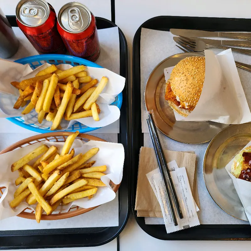 음료와 함께 즐기는 버거 세트