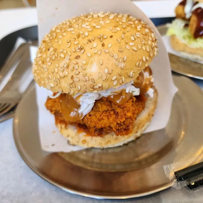 데리야끼 소스가 듬뿍 뿌려진 치킨 버거