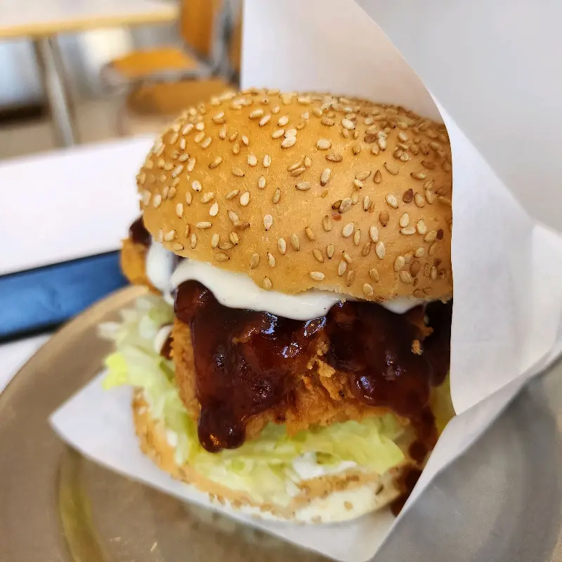 윤기가 흐르는 데리야끼 치킨 버거