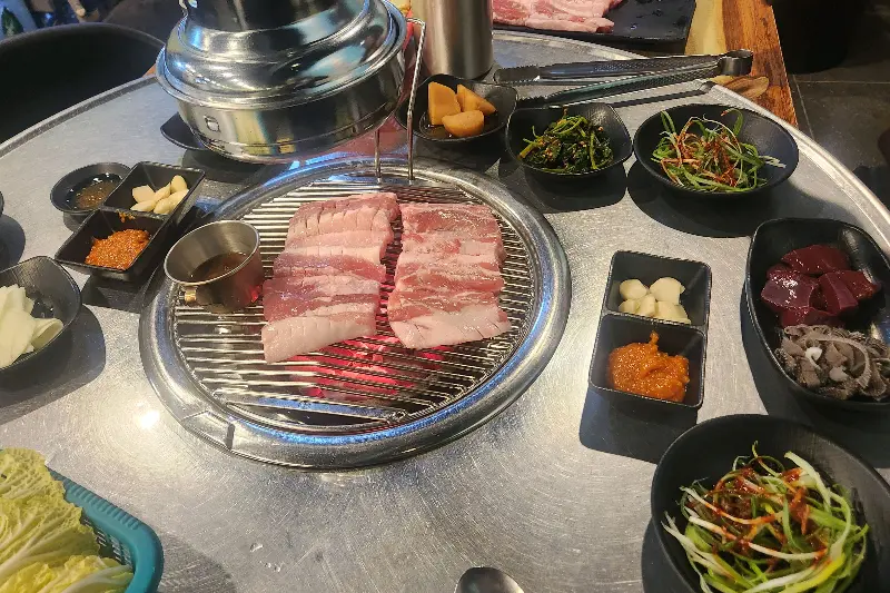 푸짐한 밑반찬과 숯불