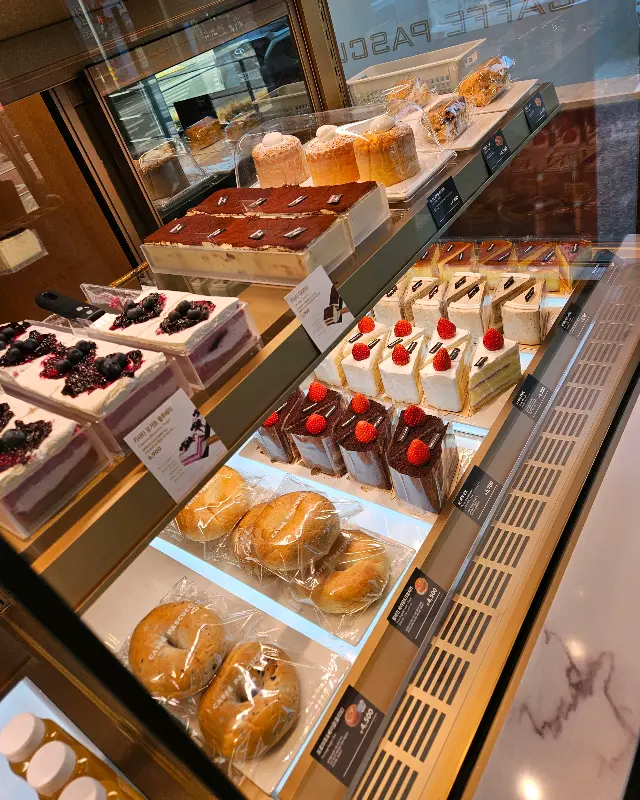 다양한 케이크가 진열된 쇼케이스