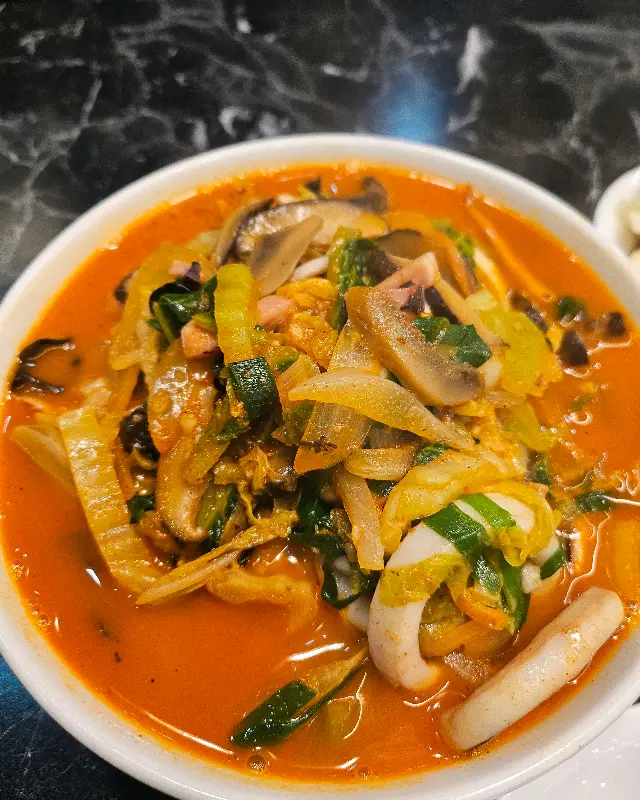 윤기가 좔좔 흐르는 어향가지