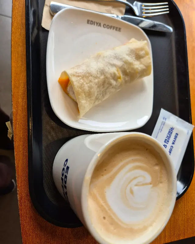 카페라떼와 제육브리또