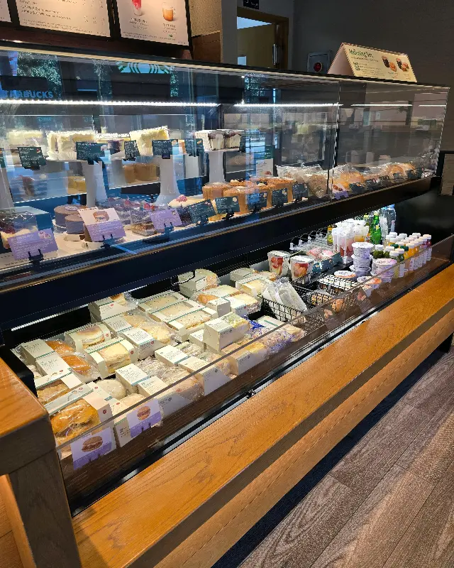 다양한 디저트가 진열된 쇼케이스