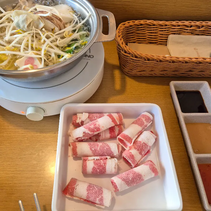 깔끔한 샤브샤브 한 상 차림