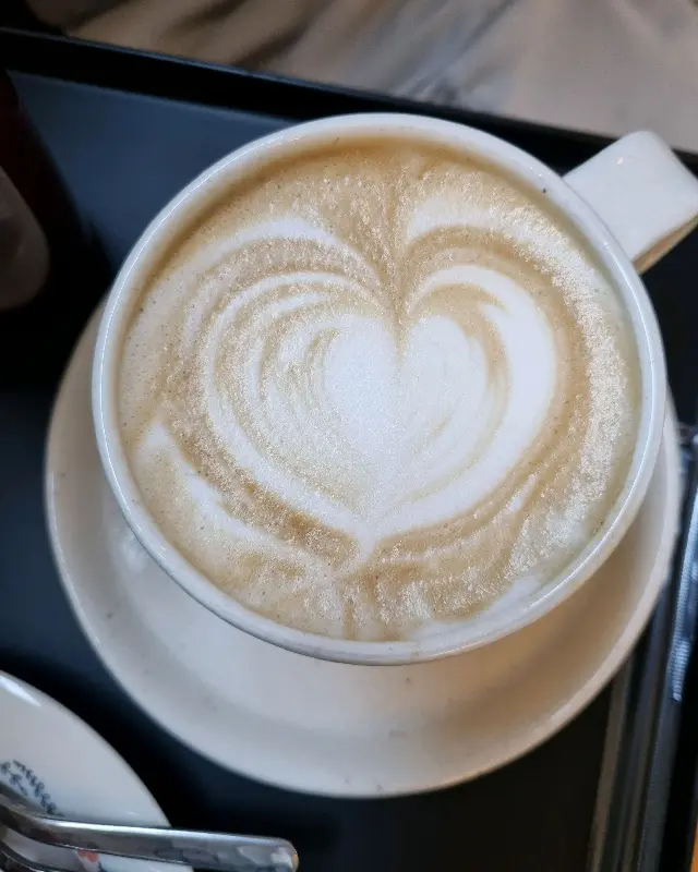 하트 모양 라떼 아트가 인상적인 보일러라떼