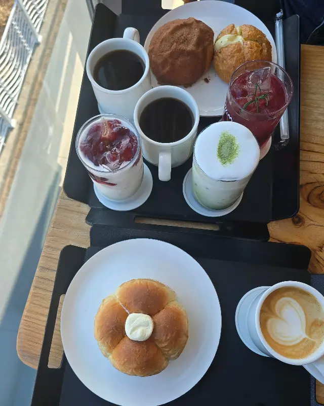 댐댐 카페의 음료와 디저트