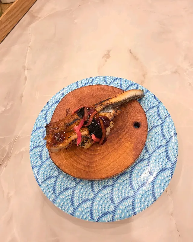 윤기가 흐르는 장어 초밥의 클로즈업 샷