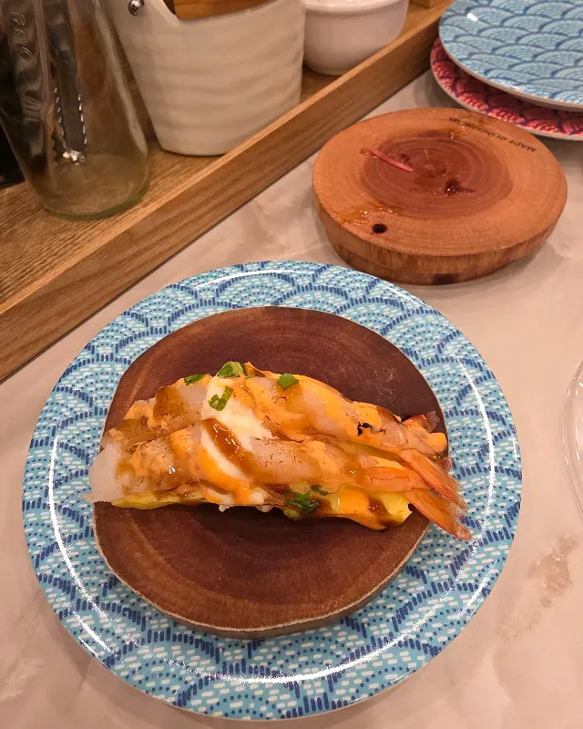 윤기가 흐르는 먹음직스러운 초밥의 모습