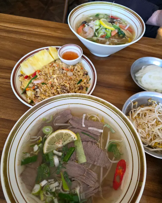 쌀국수와 파인애플 볶음밥