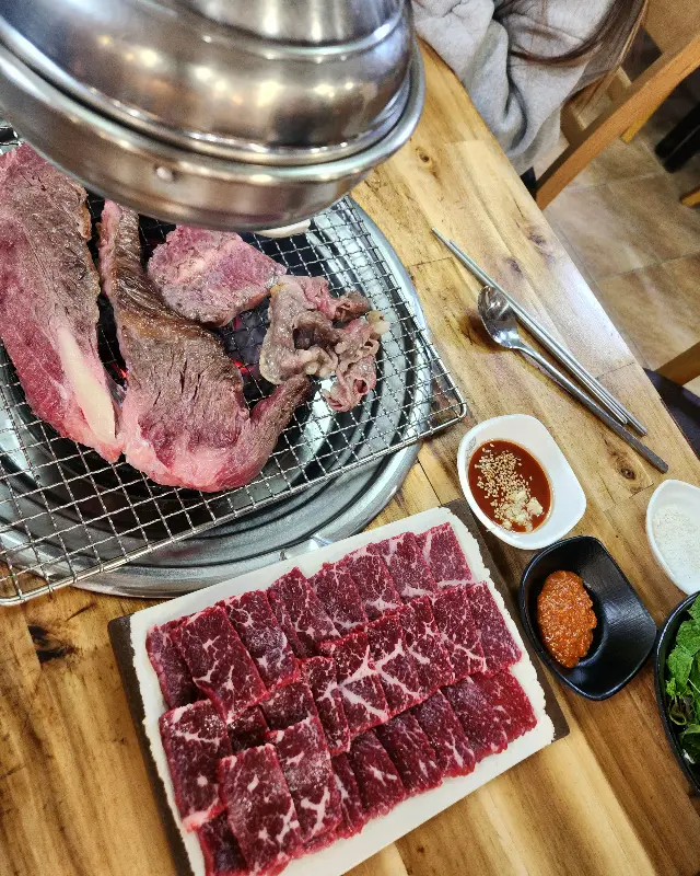 육사시미와 숯불구이 한우