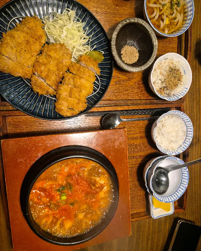 김치 나베 우동과 돈까스의 환상적인 조합