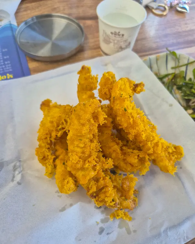 접시에 담긴 복튀김은 겉은 바삭하고 속은 촉촉해 보인다.