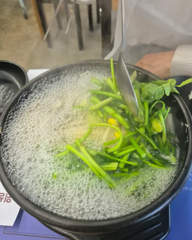 테이블 위에 놓인 음식들.