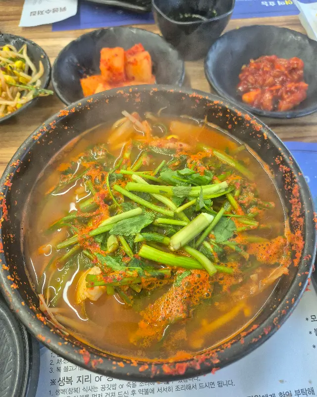 테이블 위에 놓인 컵과 음식들.