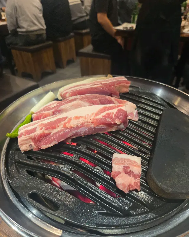 불판 위 삼겹살