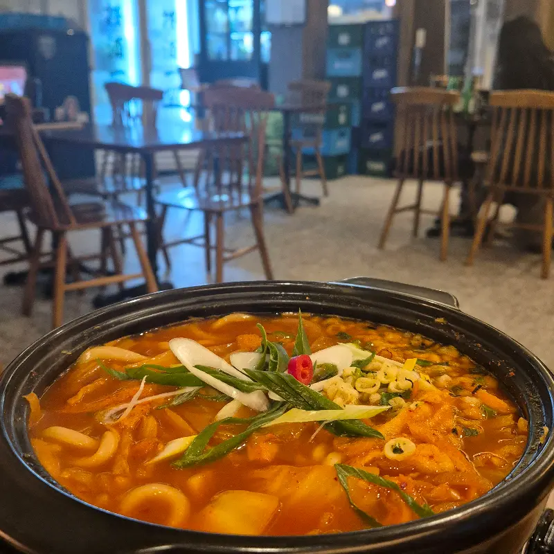 얼큰하고 시원한 국물이 일품인 김치우동