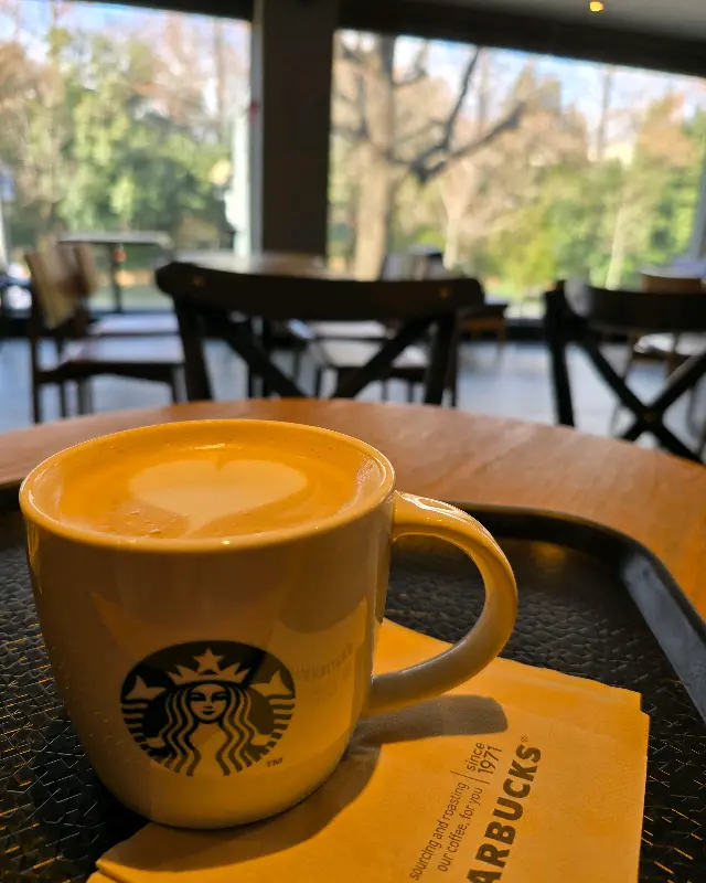 라떼 아트가 돋보이는 커피