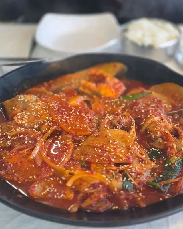 윤기가 흐르는 새말생선찜의 비주얼