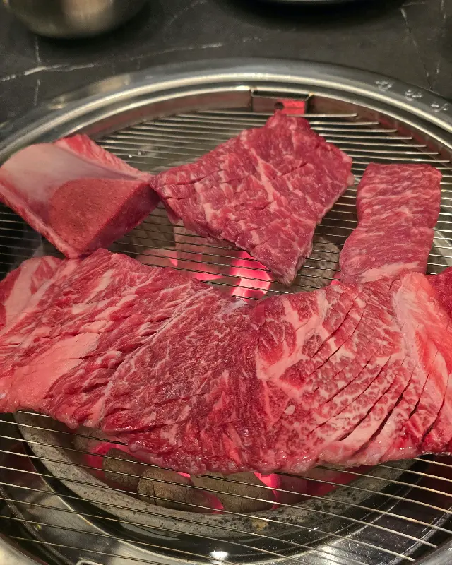 숯불 위에서 노릇노릇 익어가는 갈비