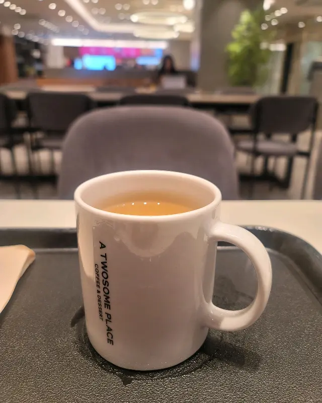 테이블 위에 놓인 유자 생강차