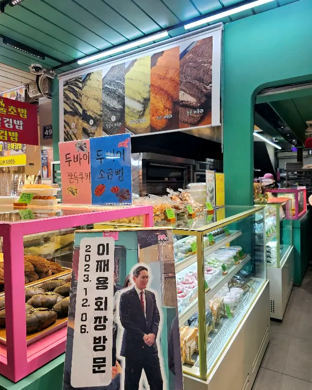 가게 내부에 걸린 이재용 회장 방문 기념 사진