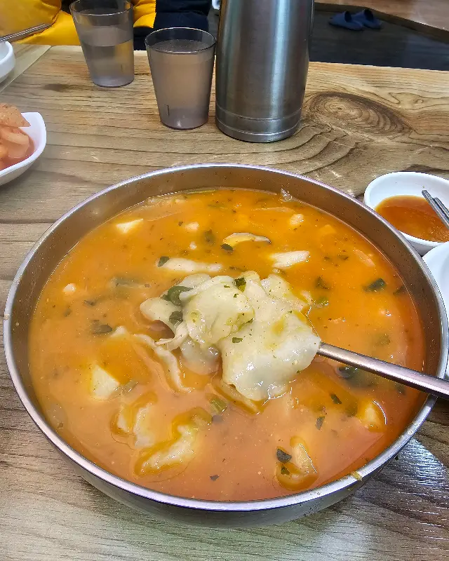 매콤한 향이 코를 자극하는 매운수제비