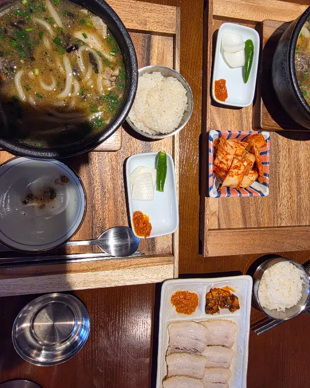 한 상 가득 차려진 푸짐한 메뉴들