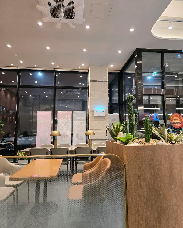 투썸플레이스 천안원성점의 넓은 공간과 편안한 좌석