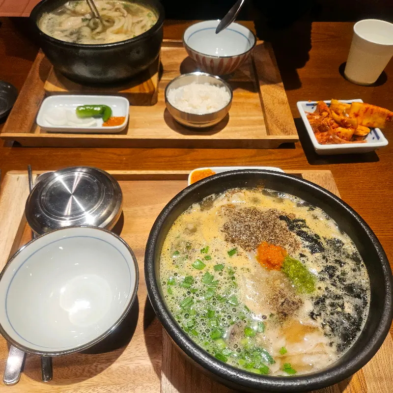 깔끔한 반찬과 함께 나오는 우동 국밥