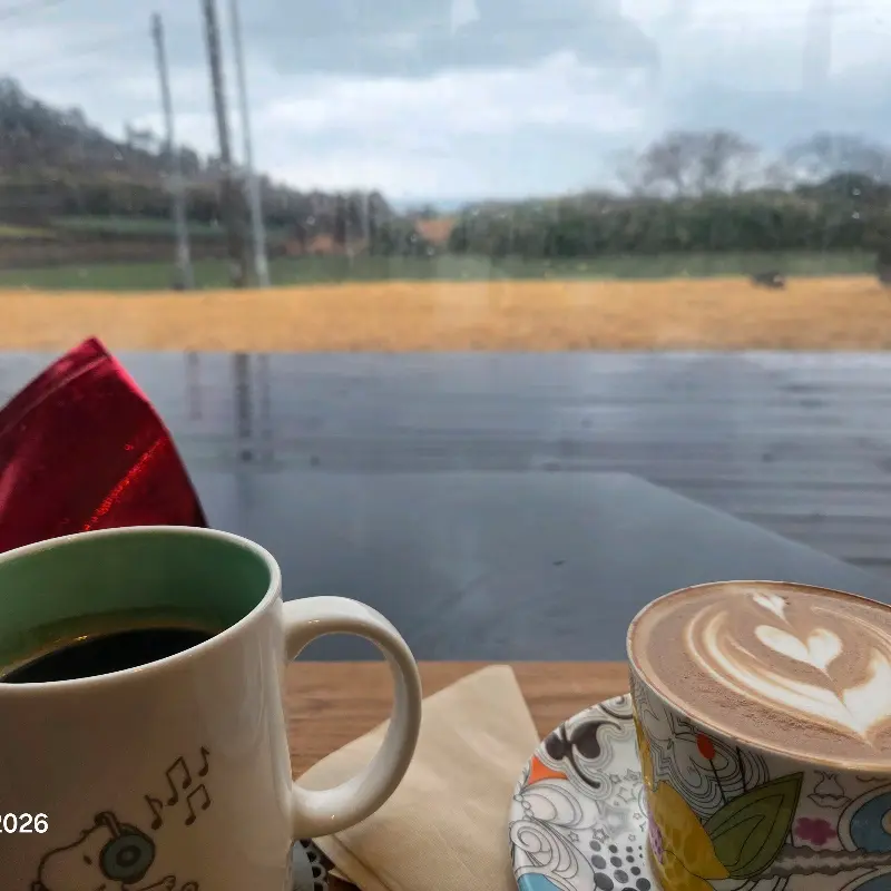 창밖 풍경과 커피