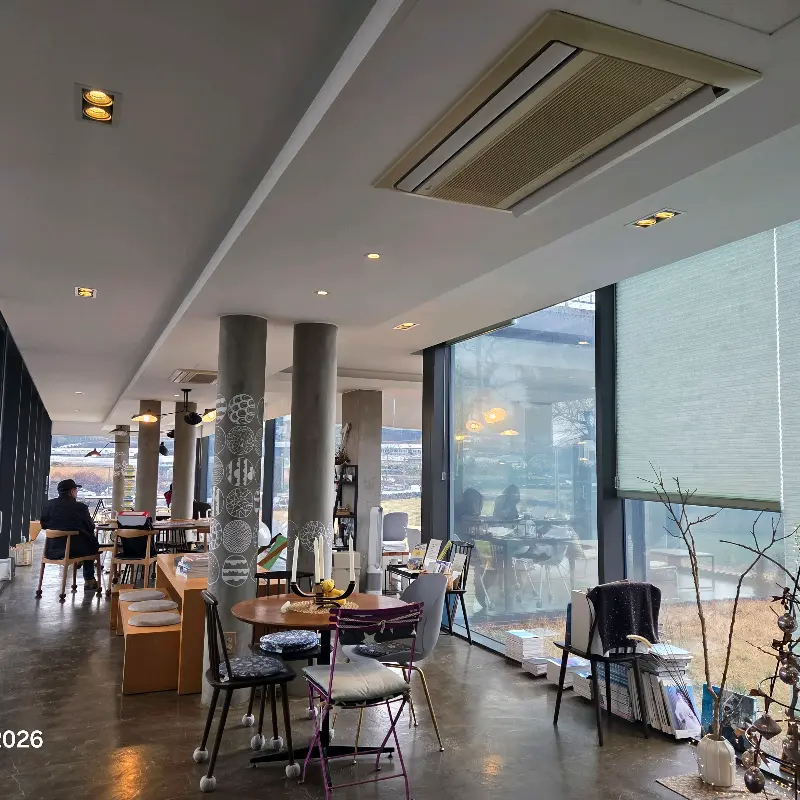 카페 내부 전경