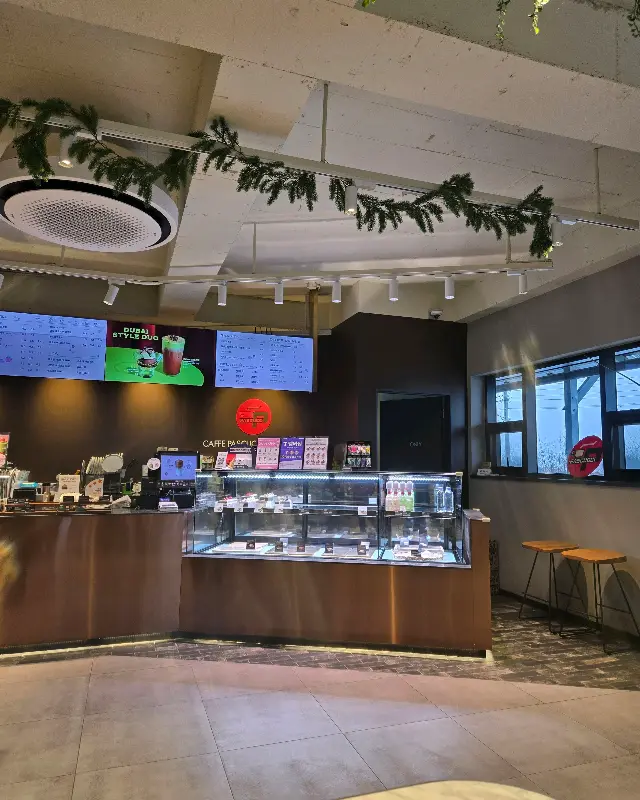 깔끔한 카운터와 쇼케이스