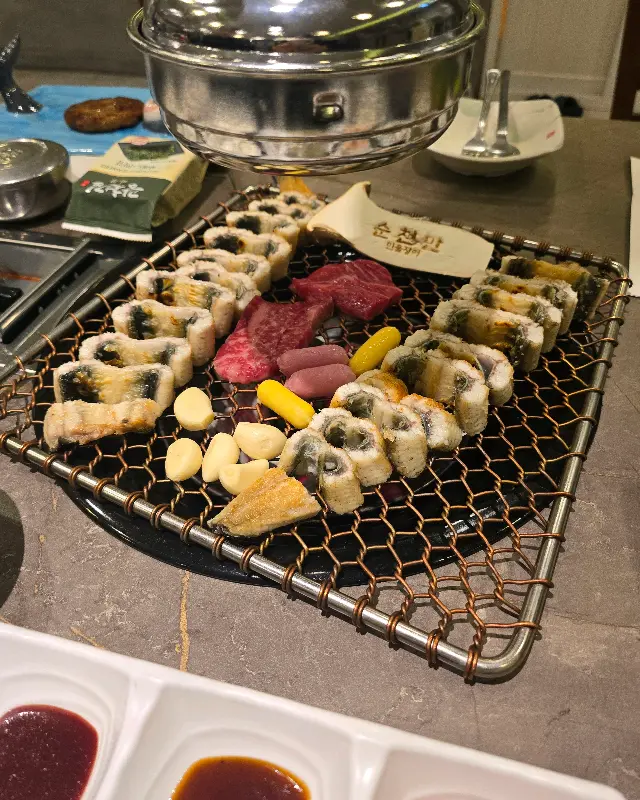 숯불 위에서 익어가는 장어