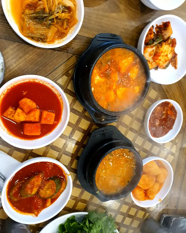 순두부찌개와 다양한 반찬들