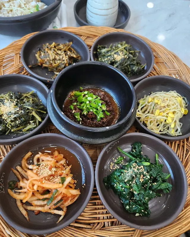 나물 반찬을 담은 옹기 그릇들의 정갈한 모습