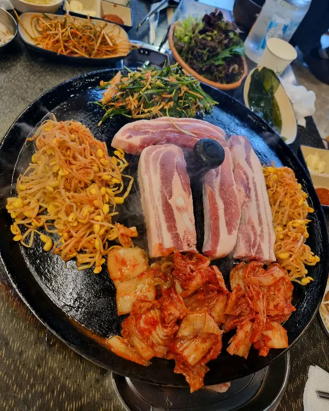 솥뚜껑에 구워지는 삼겹살