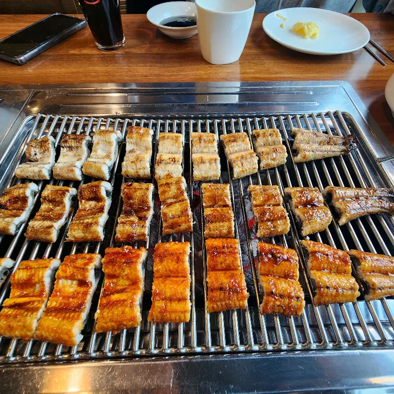숯불 위에서 익어가는 장어