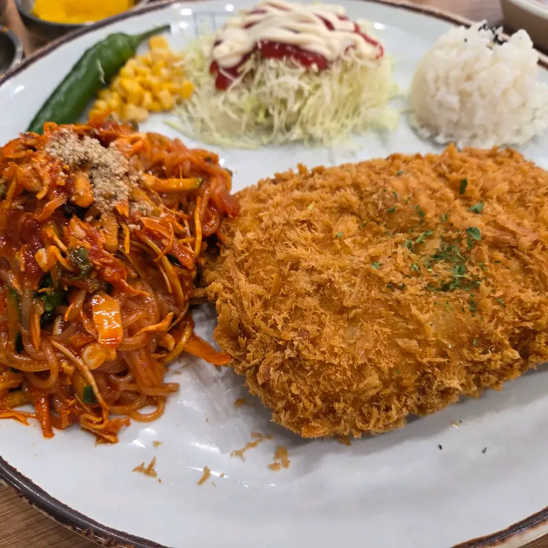 푸짐한 돈까스 한 상 차림