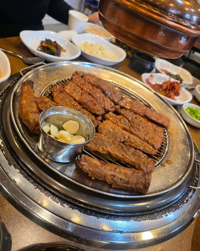 잘 구워진 돼지왕갈비