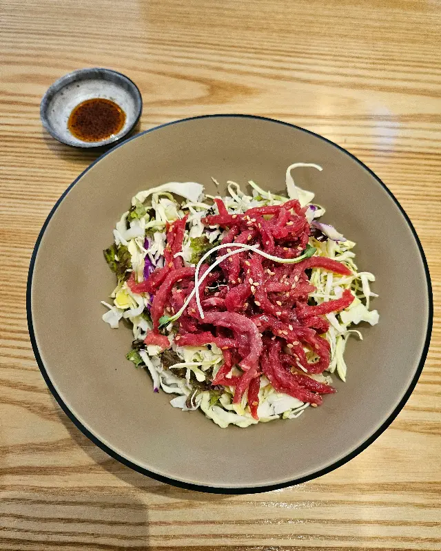 육회의 신선함이 그대로 느껴지는 덮밥